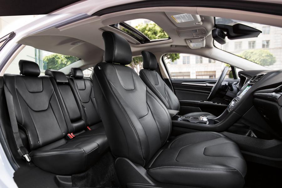 Интерьер Ford Fusion Energi 2018 года  (фото 7 из 26)